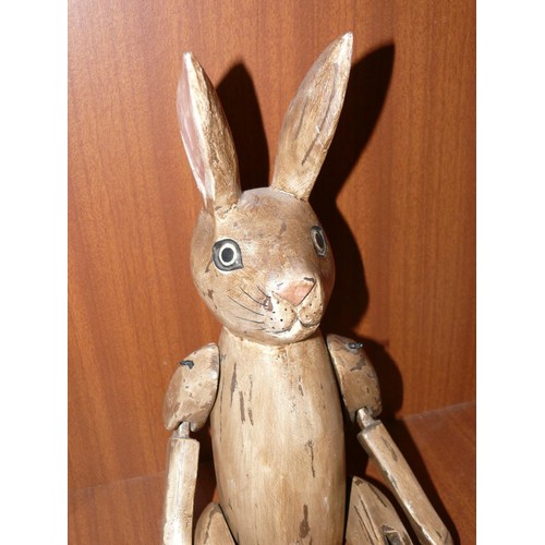 130 - A LOVELY VINTAGE HENNOW HEAR ARTICULATED WOODEN SITTING HARE.