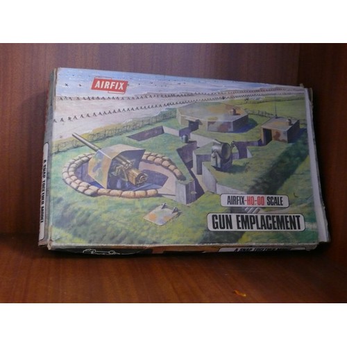 128 - AIRFIX  HO-OO SCALE MODEL PONTOON BRIDGE, COASTAL DEFENCE AND A GUN EMPLACEMENT ALL IN ORIGINAL BOXE... 