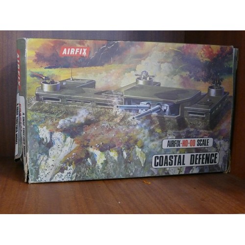 128 - AIRFIX  HO-OO SCALE MODEL PONTOON BRIDGE, COASTAL DEFENCE AND A GUN EMPLACEMENT ALL IN ORIGINAL BOXE... 