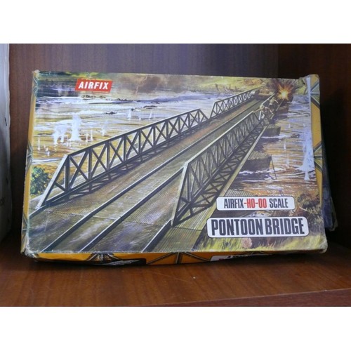 128 - AIRFIX  HO-OO SCALE MODEL PONTOON BRIDGE, COASTAL DEFENCE AND A GUN EMPLACEMENT ALL IN ORIGINAL BOXE... 