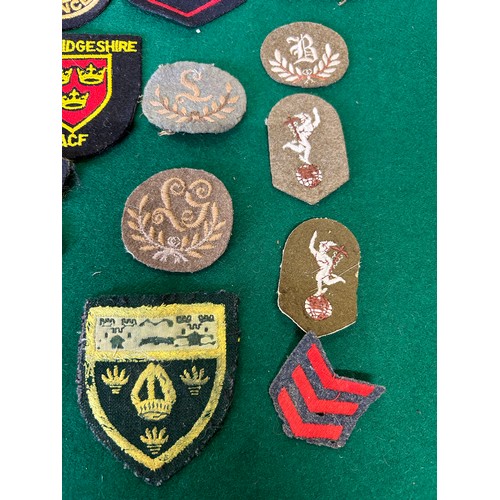 36 - COLLECTION OF VINTAGE CLOTH BADGES, SOME MILITARY TO INCLUDE SENIOR AIRCRAFTMAN PROPELLER, WARDEN, C... 