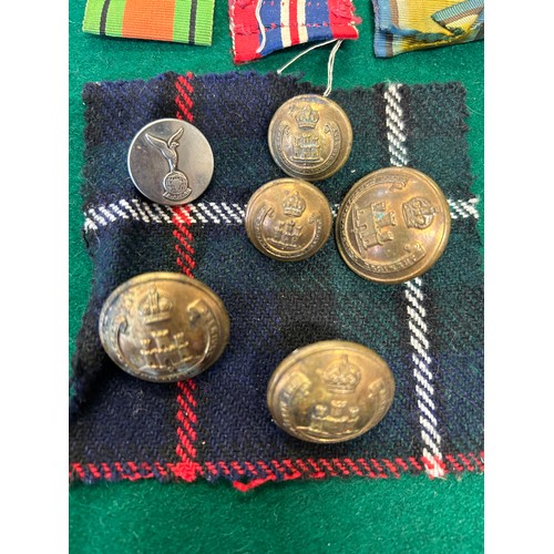 37 - 5 NORTHAMPTONSHIRE REGIMENT BRASS BUTTONS, AN R.A.F. BUTTON, AND MEDAL RIBBONS