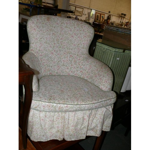 586 - A NICELY UPHOLSTERED BEDROOM CHAIR IN PINK AND GREEN FLORAL FABRIC.