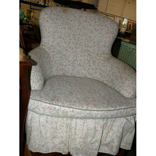 586 - A NICELY UPHOLSTERED BEDROOM CHAIR IN PINK AND GREEN FLORAL FABRIC.