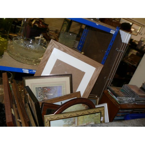 584 - QUANTITY OF PICTURE FRAMES, ORNATE AND MODERN WITH PRINTS