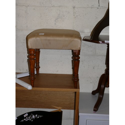 578 - STURDY SQUARE STOOL