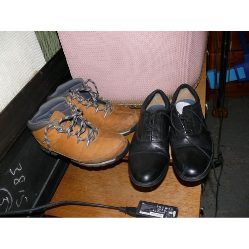 568 - GENTS TIMBERLAND BOOTS, SIZE 10 AND A BLACK PAIR OF CLARKS SHOES, SIZE 9