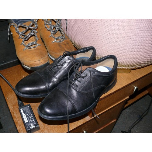 568 - GENTS TIMBERLAND BOOTS, SIZE 10 AND A BLACK PAIR OF CLARKS SHOES, SIZE 9