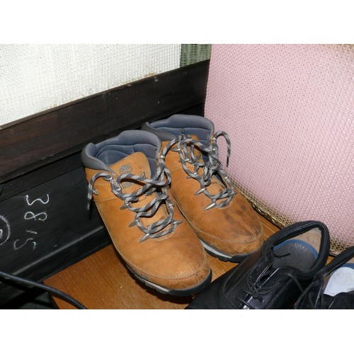 568 - GENTS TIMBERLAND BOOTS, SIZE 10 AND A BLACK PAIR OF CLARKS SHOES, SIZE 9