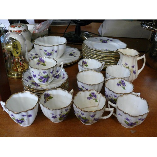 115 - A DELICATE CHINA PART DINNER SET ADORNED WITH VIOLETS, 2 PLATTERS, 12 TEA PLATES, 6 SAUCERS, 9 CUPS ... 