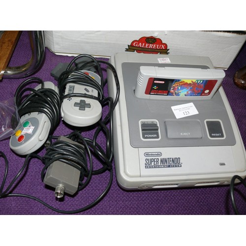 123 - SUPER NINTENDO ENTERTAINMENT SYSTEM, 2 CONTROLLERS, GAME SUPER METROID  AND 2 CONTROLLERS