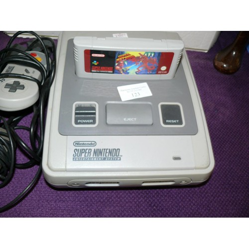 123 - SUPER NINTENDO ENTERTAINMENT SYSTEM, 2 CONTROLLERS, GAME SUPER METROID  AND 2 CONTROLLERS