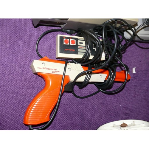 124 - NINTENDO CONSOLE, 4 CONTROLLERS AND A ZAPPER GUN 1985 AND LEADS