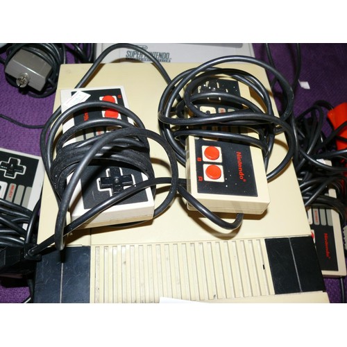 124 - NINTENDO CONSOLE, 4 CONTROLLERS AND A ZAPPER GUN 1985 AND LEADS