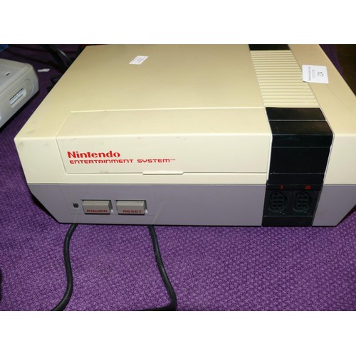 124 - NINTENDO CONSOLE, 4 CONTROLLERS AND A ZAPPER GUN 1985 AND LEADS