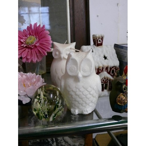 129 - MIXED LOT - 2 LARGE WHITE OWL CANDLES, WOODEN CARVED OWL, CHRISTMAS HOUSE TEALIGHT HOLDER, PAPERWEIG... 