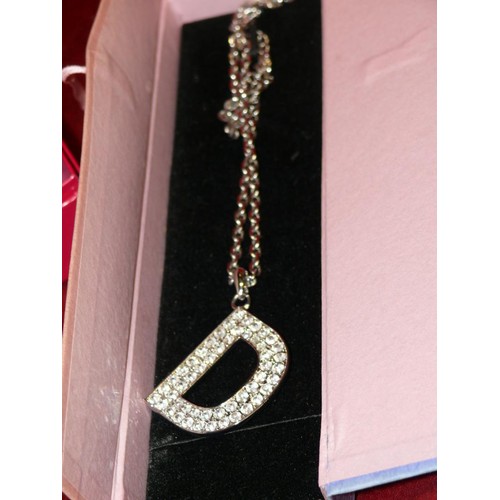 26 - CRYSTAL OVERSIZED LETTER 'D' ON A CHAIN A HAIR CLIP DECORATED IN CLEAR AND PINK RHINESTONES PLUS ANO... 