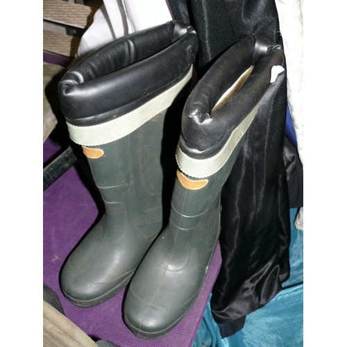 139 - SUNDRIDGE GOOD QUALITY WELLINGTON BOOTS, SIZE 10 IN GREEN, WITH WOOL LINING AND TOP COLLARS IN BLACK... 