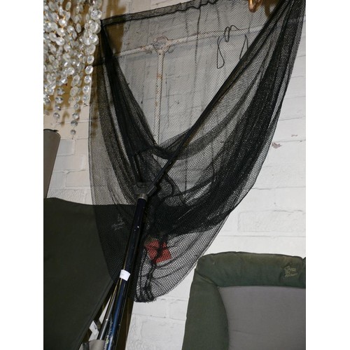 143 - D.A.M. FIGHTER HANDLE BRAND, LARGE LANDING NET WITH EXTENDING HANDLE.