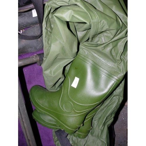 141 - WADERS IN GREEN IN AS NEW CONDITION, WITH ADJUSTABLE BRACES