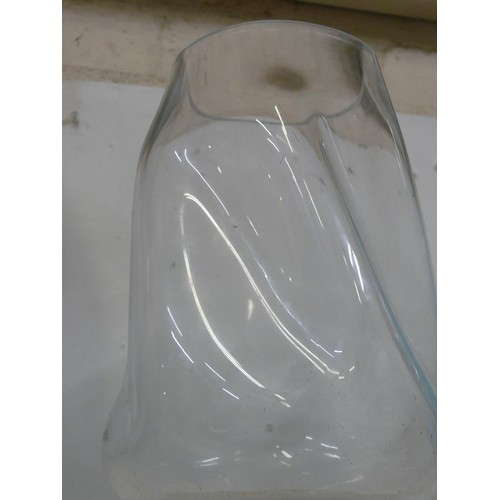 94 - A PINCHED STUDIO ART GLASS VASE 26cm TALL IN CLEAR GLASS AND IN GOOD CONDITION.