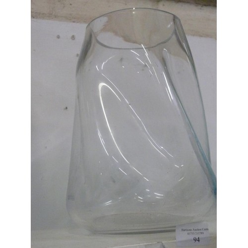 94 - A PINCHED STUDIO ART GLASS VASE 26cm TALL IN CLEAR GLASS AND IN GOOD CONDITION.