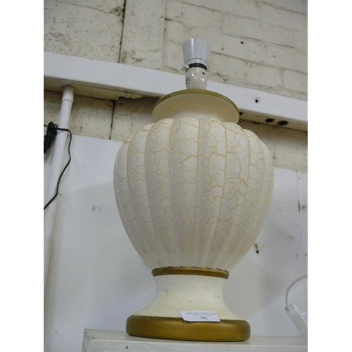 96 - A LOVELY TABLE LAMP IN A CREAM AND GOLD CRACKLE FINISH