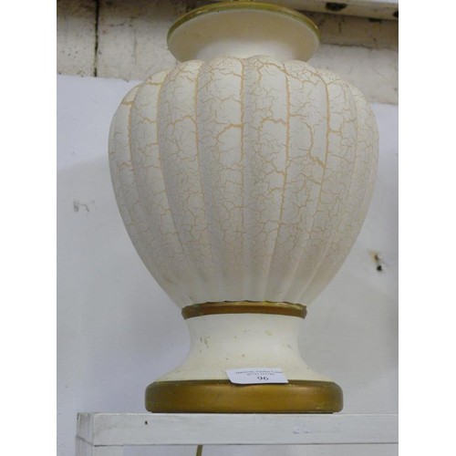 96 - A LOVELY TABLE LAMP IN A CREAM AND GOLD CRACKLE FINISH