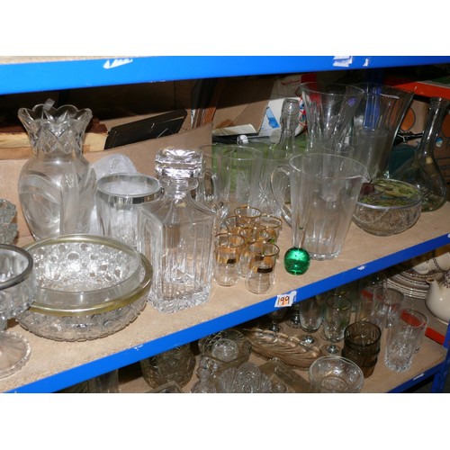 474 - SHELF OF VARIOUS GLASS ITEMS