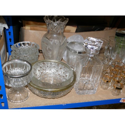 474 - SHELF OF VARIOUS GLASS ITEMS