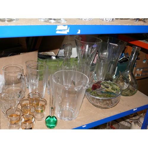 474 - SHELF OF VARIOUS GLASS ITEMS