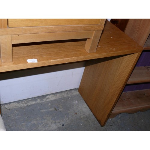 399 - SMALL CONTEMPORARY DESK/TABLE IN OAK FINISH