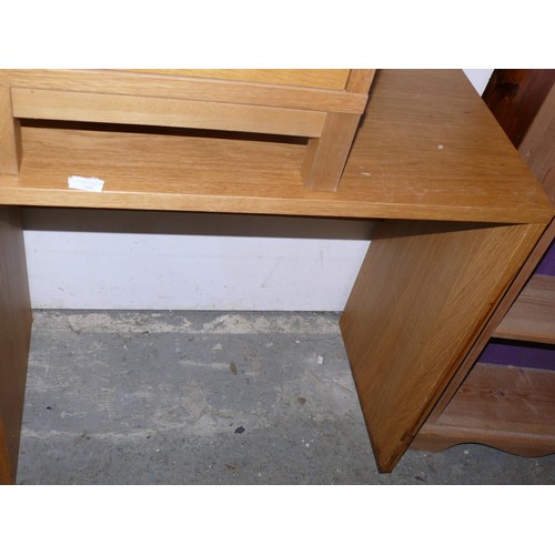 399 - SMALL CONTEMPORARY DESK/TABLE IN OAK FINISH