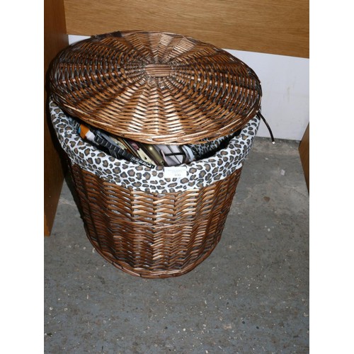 400 - WICKER LANDRY BASKET WITH LID AND LEOPARD PRINT COTTON LINING