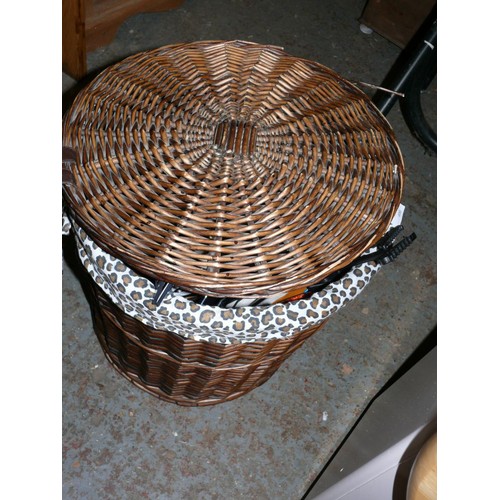 400 - WICKER LANDRY BASKET WITH LID AND LEOPARD PRINT COTTON LINING