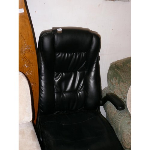 402 - BLACK HIGH BACKED OFFIE CHAIR ON SWIVEL BASE