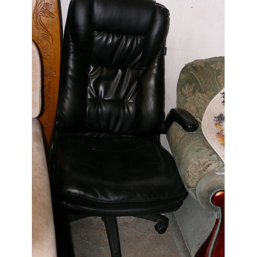 402 - BLACK HIGH BACKED OFFIE CHAIR ON SWIVEL BASE