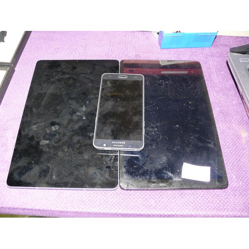 95 - 2 SAMSUNG NOTE PADS 24 X 15CM AND A SAMSUNG SMART PHONE