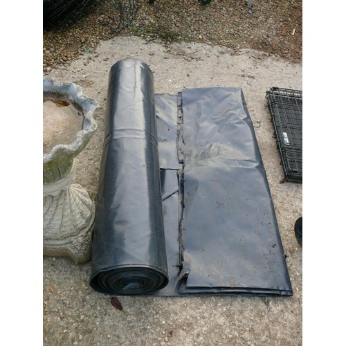 452 - LARGE ROLL OF BLACK HEAVY DUTY POLYTHENE SHEETING