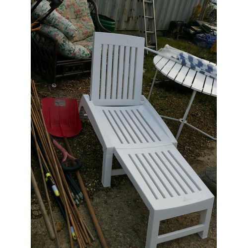 454 - WHITE PLASTIC GARDEN LOUNGER AND SLATTED WOODEN GARDEN TABLE WITH PARASOL NEW AND PACKAGED