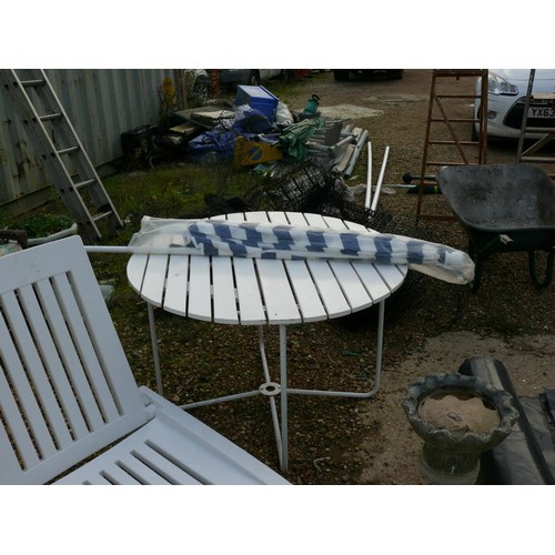 454 - WHITE PLASTIC GARDEN LOUNGER AND SLATTED WOODEN GARDEN TABLE WITH PARASOL NEW AND PACKAGED