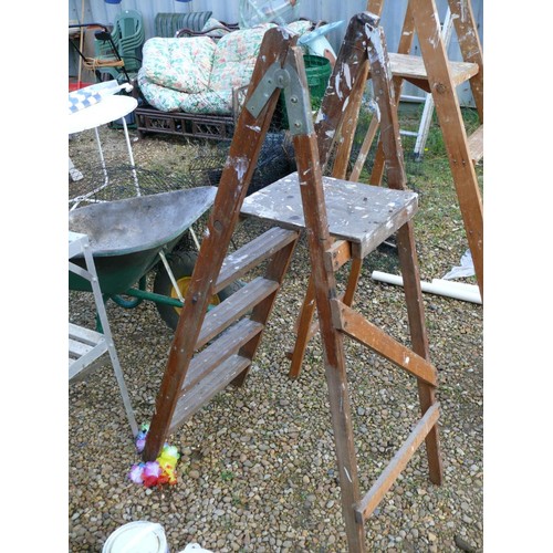 463 - 4 STEP WOODEN LADDER WITH DECK