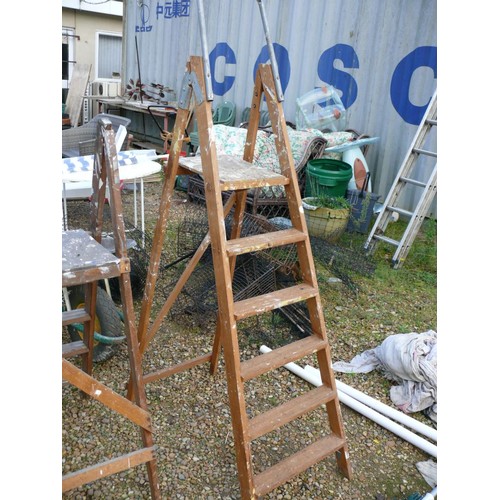 464 - 5 STEP WOODEN LADDER WITH DECK