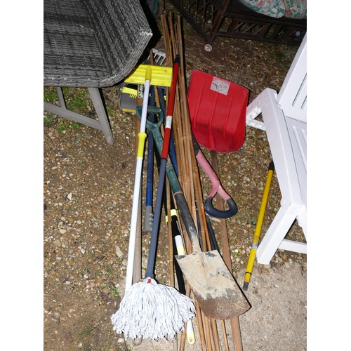 455 - SELECTION OF GARDEN TOOLS, SPADE, RAKE, DUSTPANS, DRAIN RODS