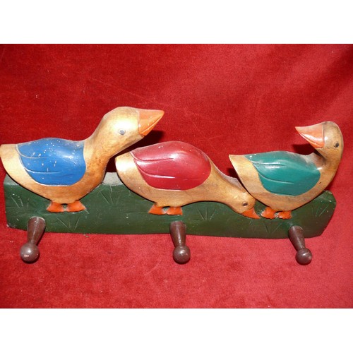 65 - HEAVY CARVED WOODEN DUCK WALL MOUNTED COAT HOOKS 15CMS DIAMETER