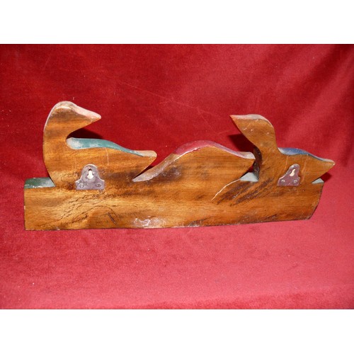 65 - HEAVY CARVED WOODEN DUCK WALL MOUNTED COAT HOOKS 15CMS DIAMETER