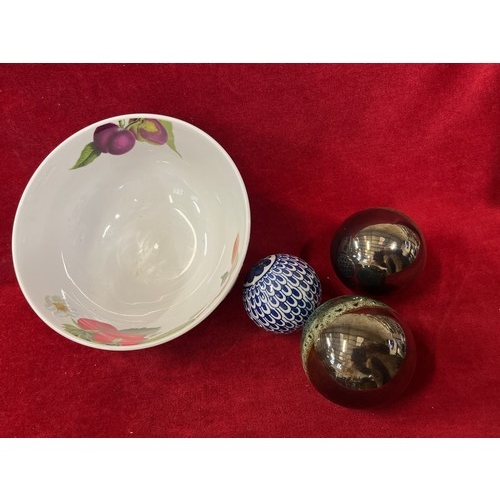 83 - 3 X CERAMIC DECORATIVE BALLS AND A LARGE PORCELAIN BOWL BY LINEA 'BOTANICAL FRUITS