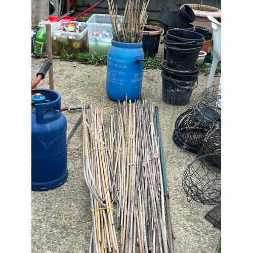 448 - LARGE QUANTITY OF GARDEN CANES ALONG WITH A BIRD FEEDING STATION WITH STAND