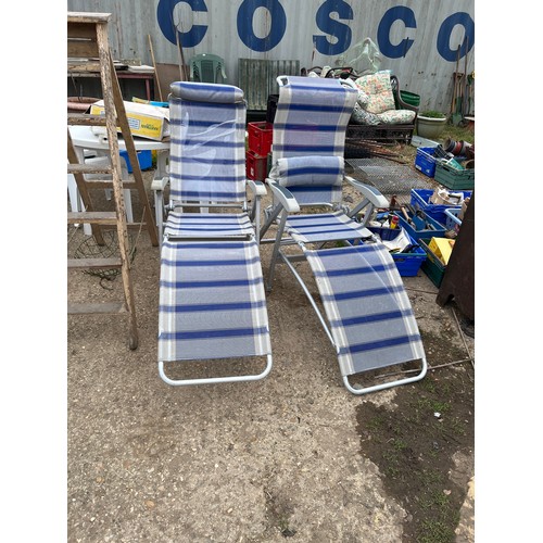 454 - 2 BLUE AND WHITE ALUMINIUM GARDEN CHAIRS / RECLINERS WITH ARM RESTS AND REMOVABLE, ADJUSTABLE LEG RE... 