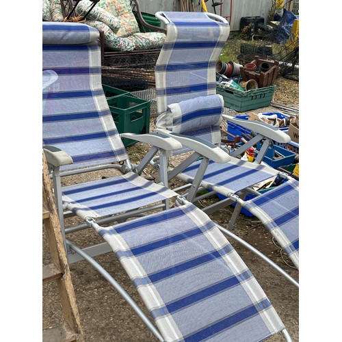 454 - 2 BLUE AND WHITE ALUMINIUM GARDEN CHAIRS / RECLINERS WITH ARM RESTS AND REMOVABLE, ADJUSTABLE LEG RE... 